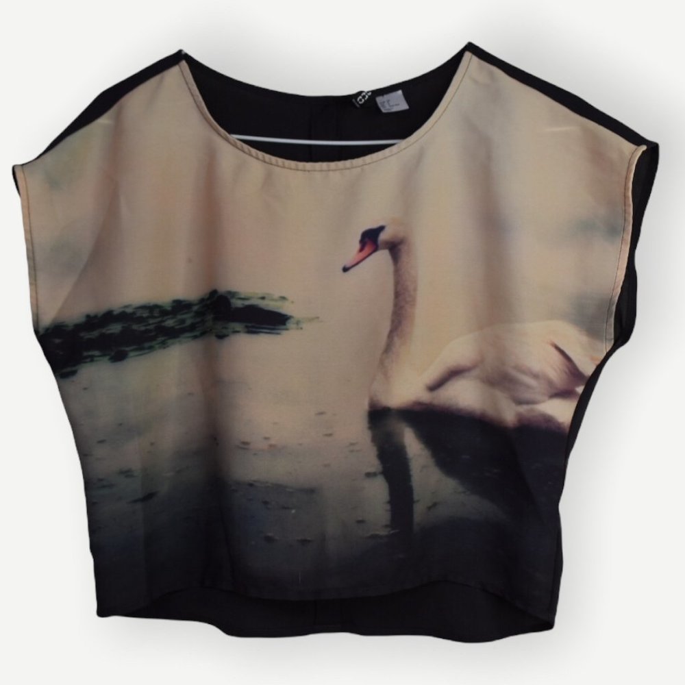 Divided by H&M Top 2 Womens Swan Printed Cropped Crew Neck Button Back